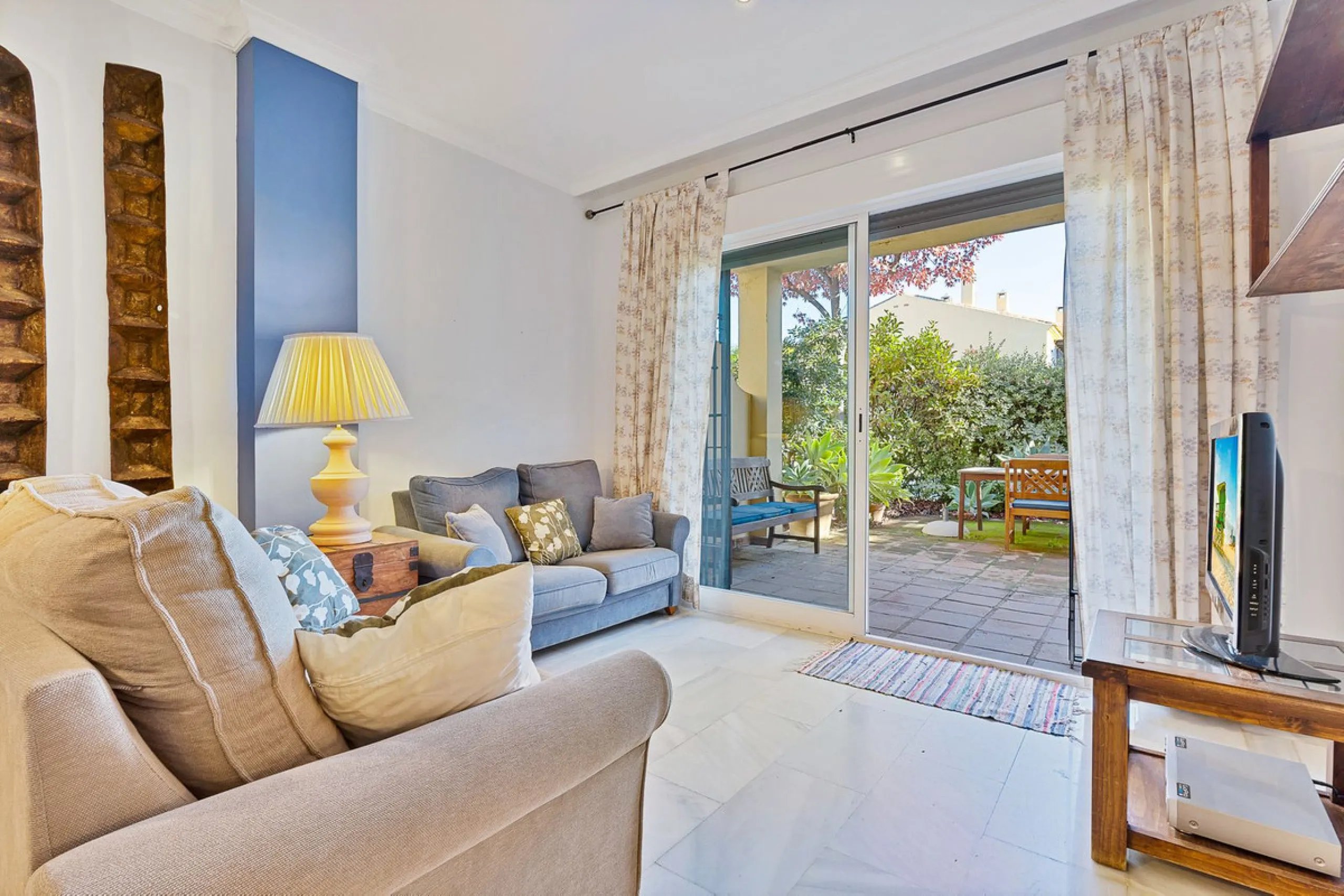 This magnificent townhouse in  Nueva Andalucía, Marbella—a prime location between Puerto Banús and San Pedro de Alcántara. The property, with a south-facing orientation that ensures natural light throughout the day, offers direct access to the communal po