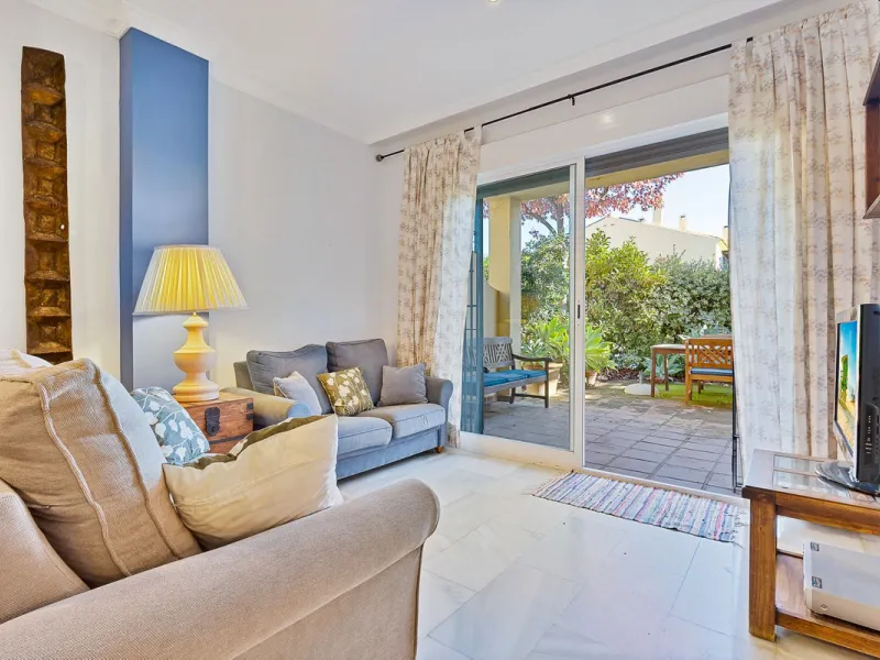 This magnificent townhouse in  Nueva Andalucía, Marbella—a prime location between Puerto Banús and San Pedro de Alcántara. The property, with a south-facing orientation that ensures natural light throughout the day, offers direct access to the communal po