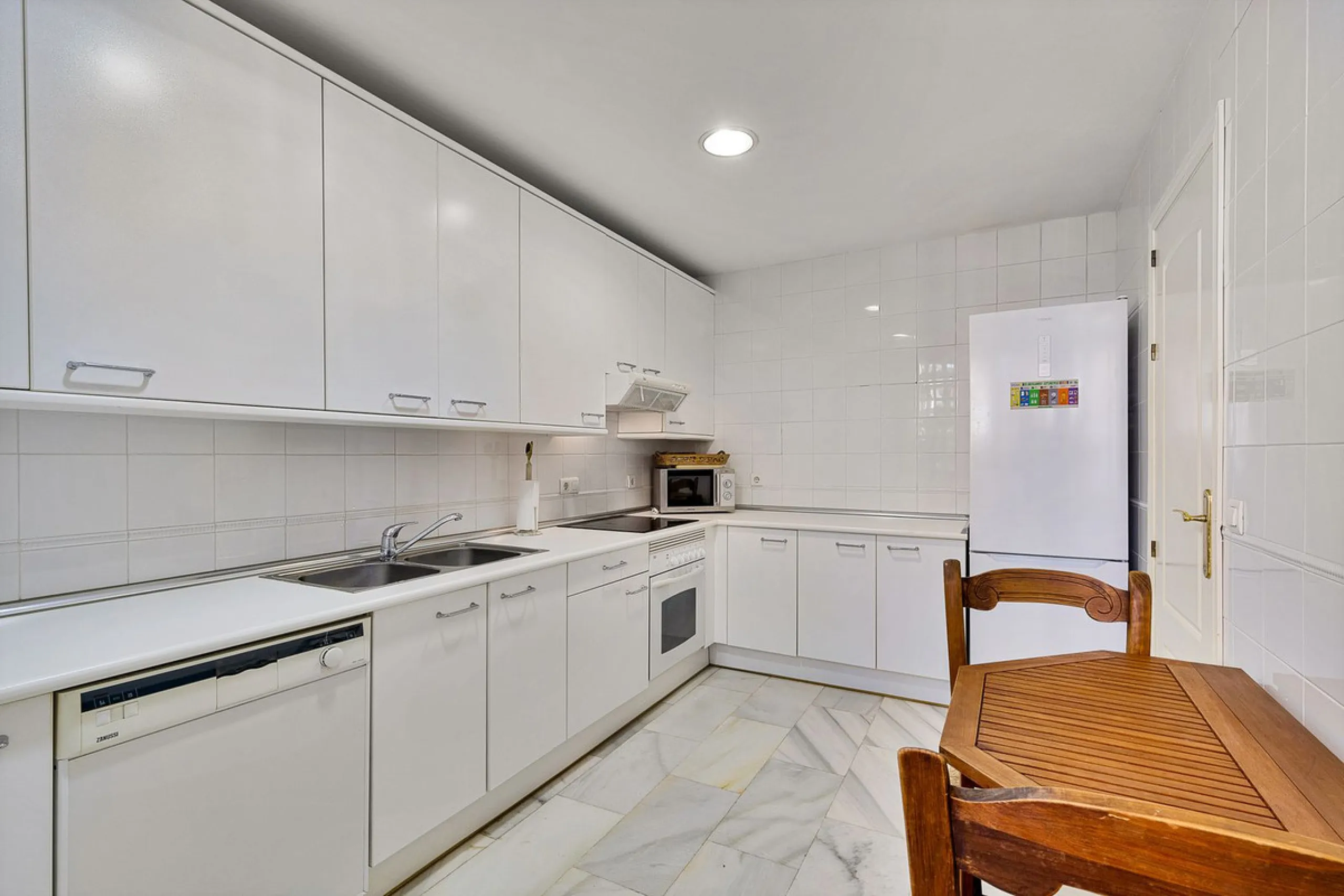 This magnificent townhouse in  Nueva Andalucía, Marbella—a prime location between Puerto Banús and San Pedro de Alcántara. The property, with a south-facing orientation that ensures natural light throughout the day, offers direct access to the communal po