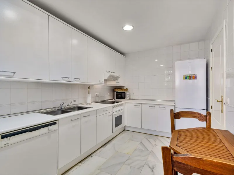 This magnificent townhouse in  Nueva Andalucía, Marbella—a prime location between Puerto Banús and San Pedro de Alcántara. The property, with a south-facing orientation that ensures natural light throughout the day, offers direct access to the communal po