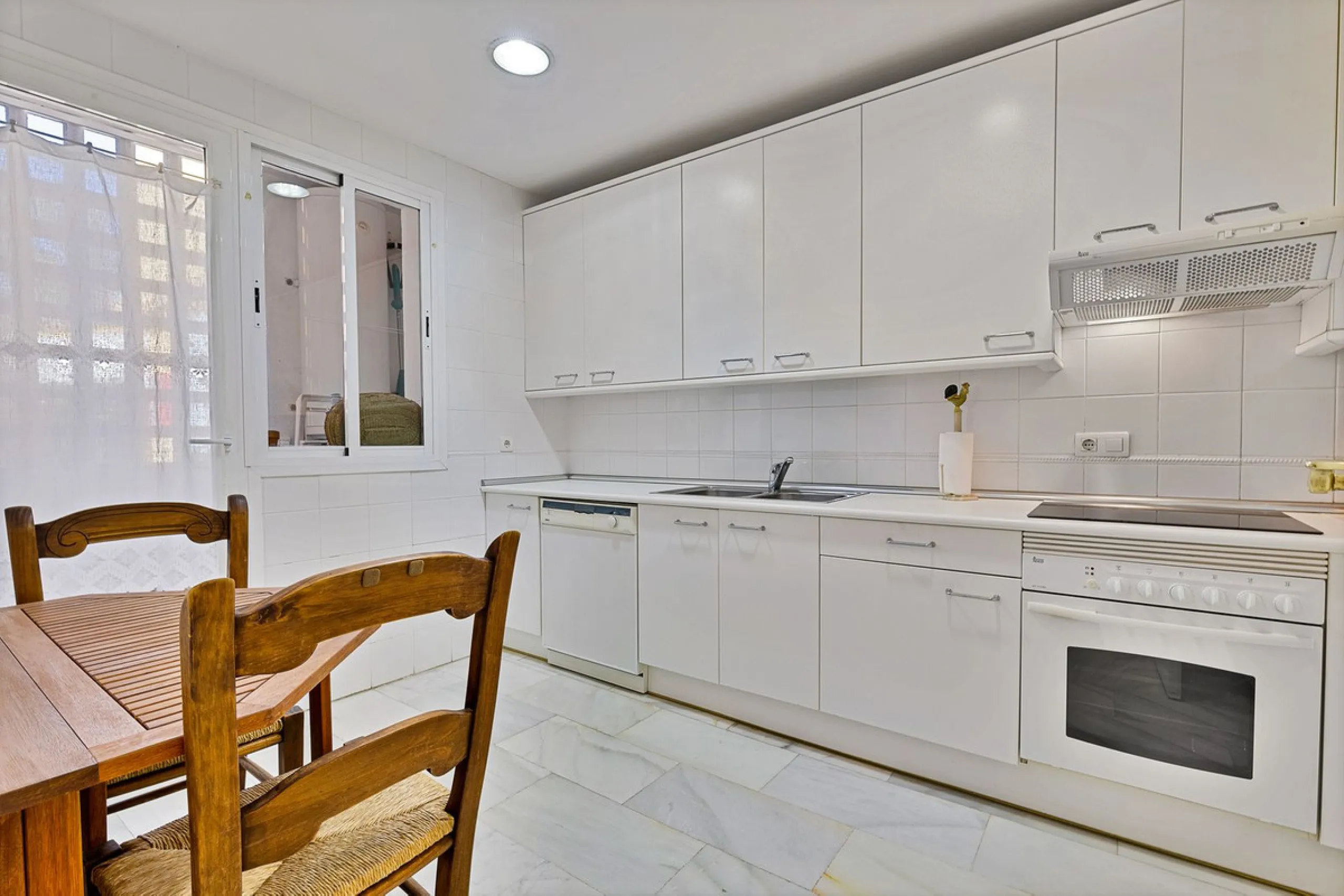 This magnificent townhouse in  Nueva Andalucía, Marbella—a prime location between Puerto Banús and San Pedro de Alcántara. The property, with a south-facing orientation that ensures natural light throughout the day, offers direct access to the communal po