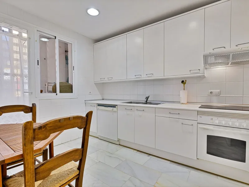 This magnificent townhouse in  Nueva Andalucía, Marbella—a prime location between Puerto Banús and San Pedro de Alcántara. The property, with a south-facing orientation that ensures natural light throughout the day, offers direct access to the communal po