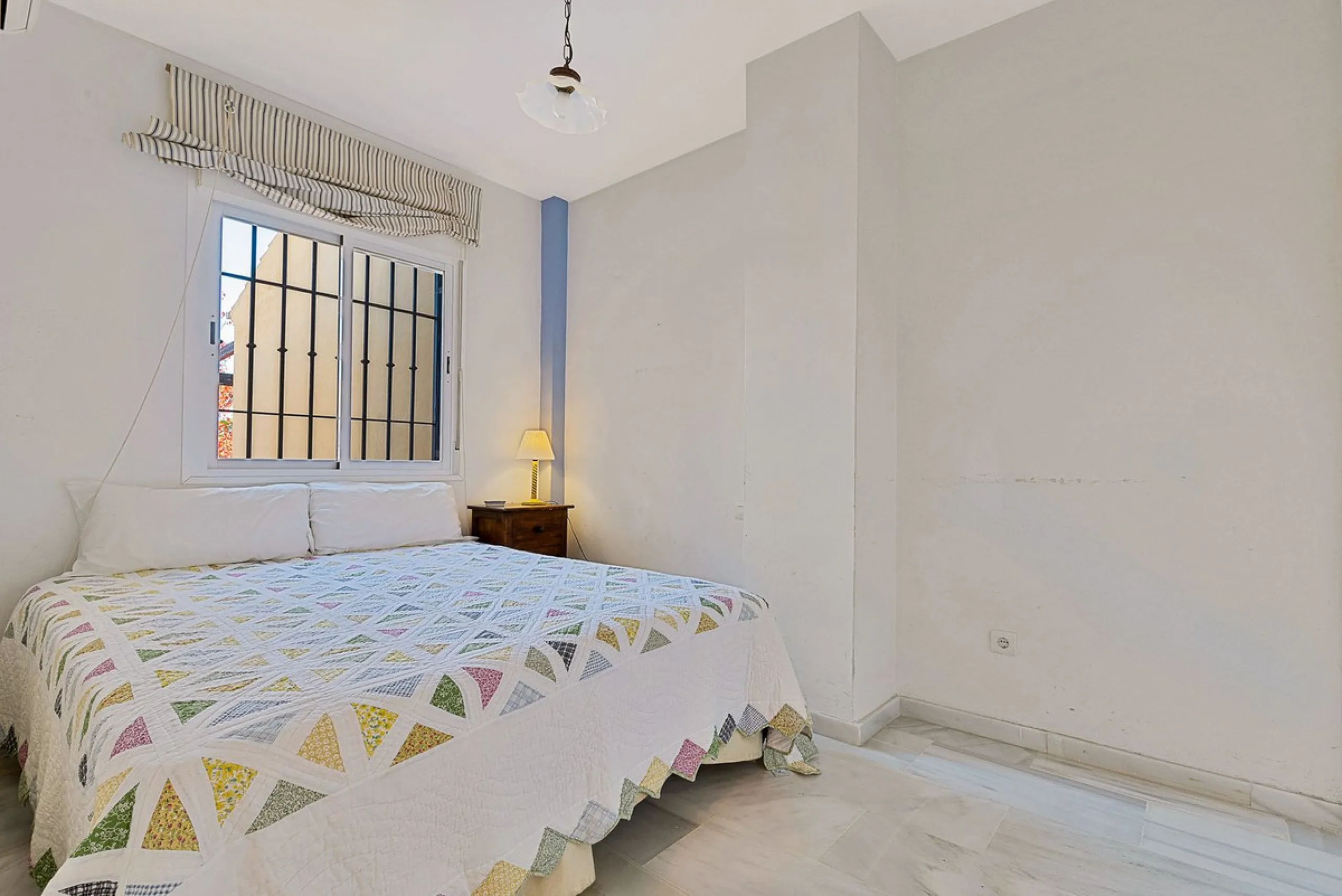 This magnificent townhouse in  Nueva Andalucía, Marbella—a prime location between Puerto Banús and San Pedro de Alcántara. The property, with a south-facing orientation that ensures natural light throughout the day, offers direct access to the communal po