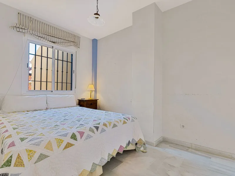 This magnificent townhouse in  Nueva Andalucía, Marbella—a prime location between Puerto Banús and San Pedro de Alcántara. The property, with a south-facing orientation that ensures natural light throughout the day, offers direct access to the communal po