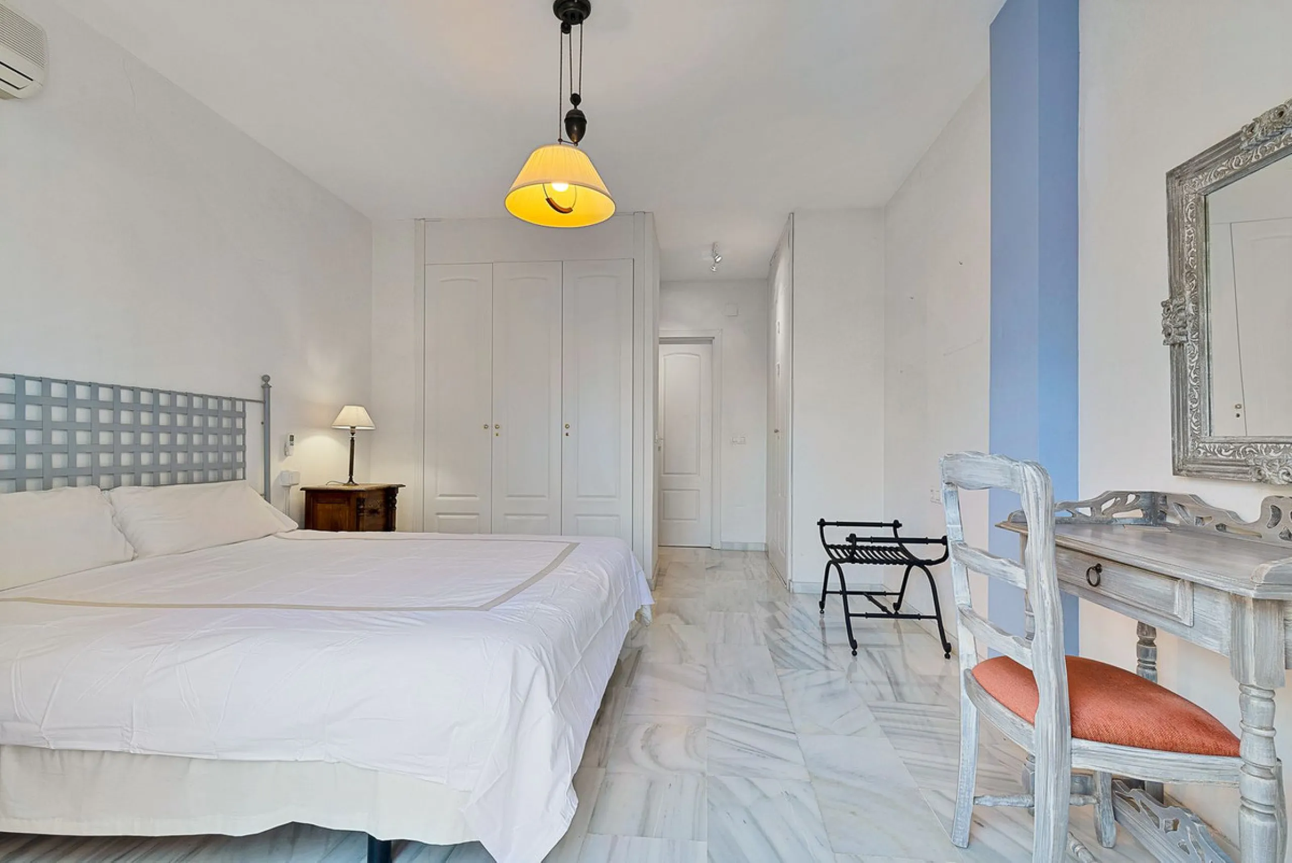 This magnificent townhouse in  Nueva Andalucía, Marbella—a prime location between Puerto Banús and San Pedro de Alcántara. The property, with a south-facing orientation that ensures natural light throughout the day, offers direct access to the communal po