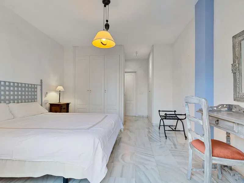 This magnificent townhouse in  Nueva Andalucía, Marbella—a prime location between Puerto Banús and San Pedro de Alcántara. The property, with a south-facing orientation that ensures natural light throughout the day, offers direct access to the communal po