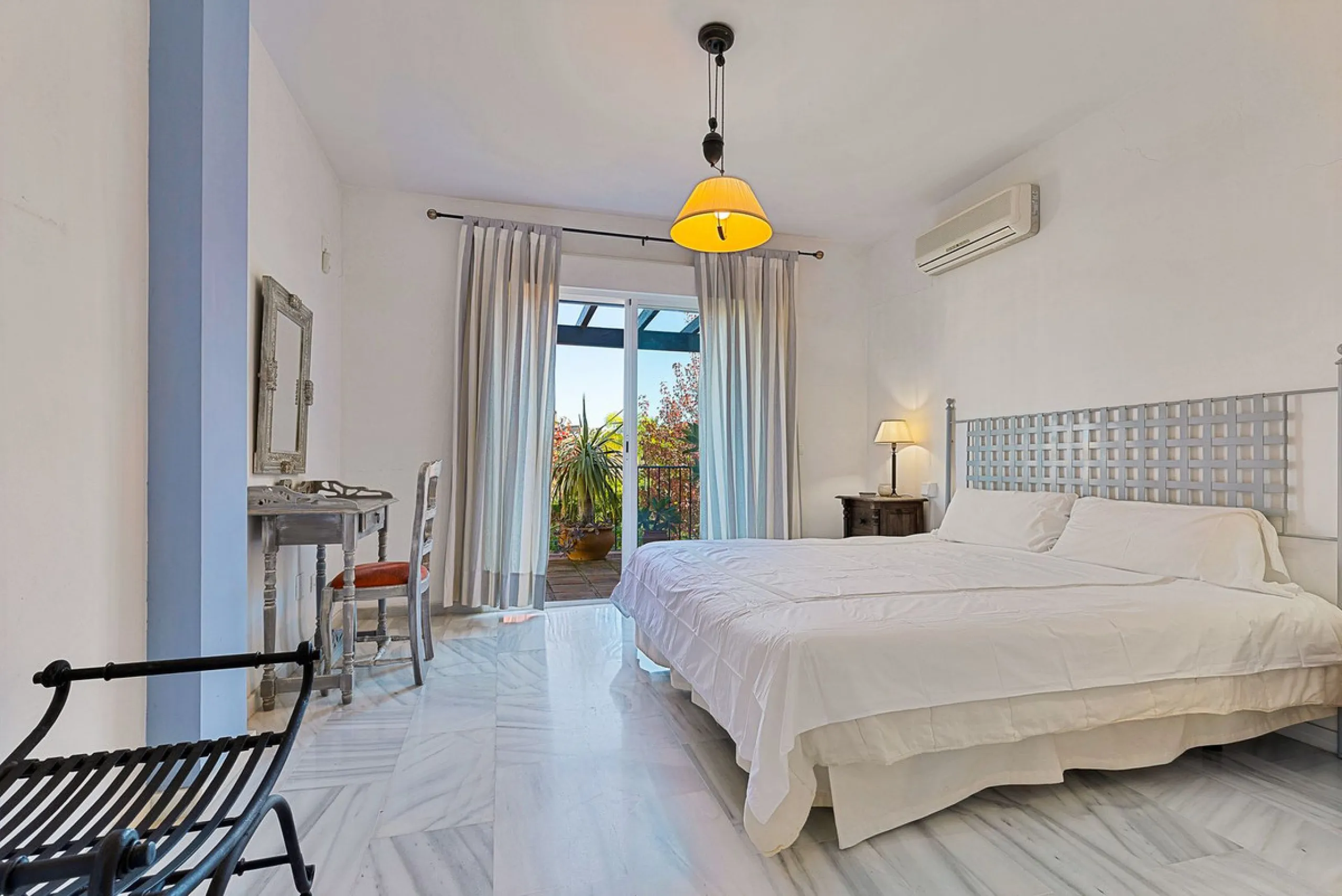 This magnificent townhouse in  Nueva Andalucía, Marbella—a prime location between Puerto Banús and San Pedro de Alcántara. The property, with a south-facing orientation that ensures natural light throughout the day, offers direct access to the communal po