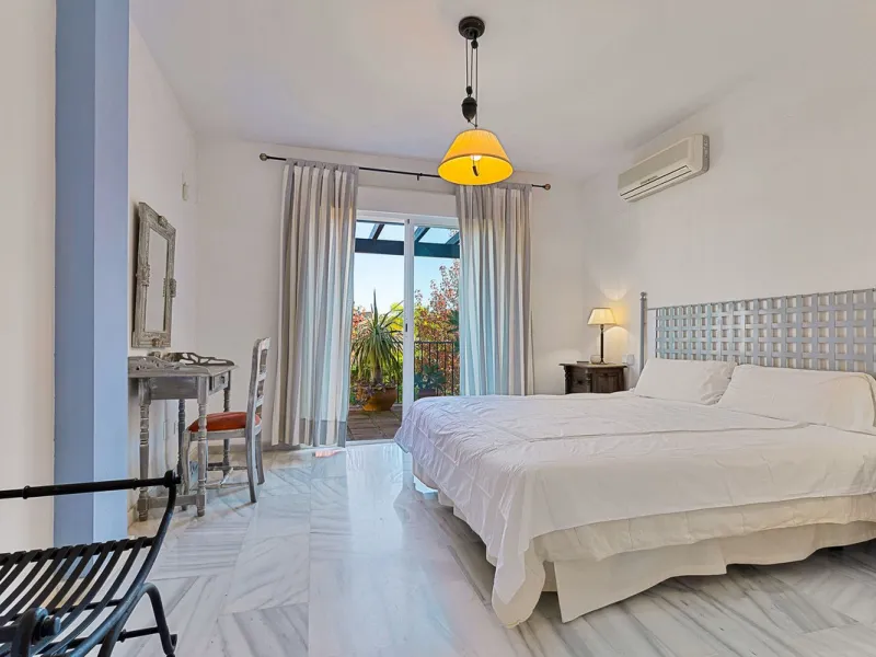 This magnificent townhouse in  Nueva Andalucía, Marbella—a prime location between Puerto Banús and San Pedro de Alcántara. The property, with a south-facing orientation that ensures natural light throughout the day, offers direct access to the communal po