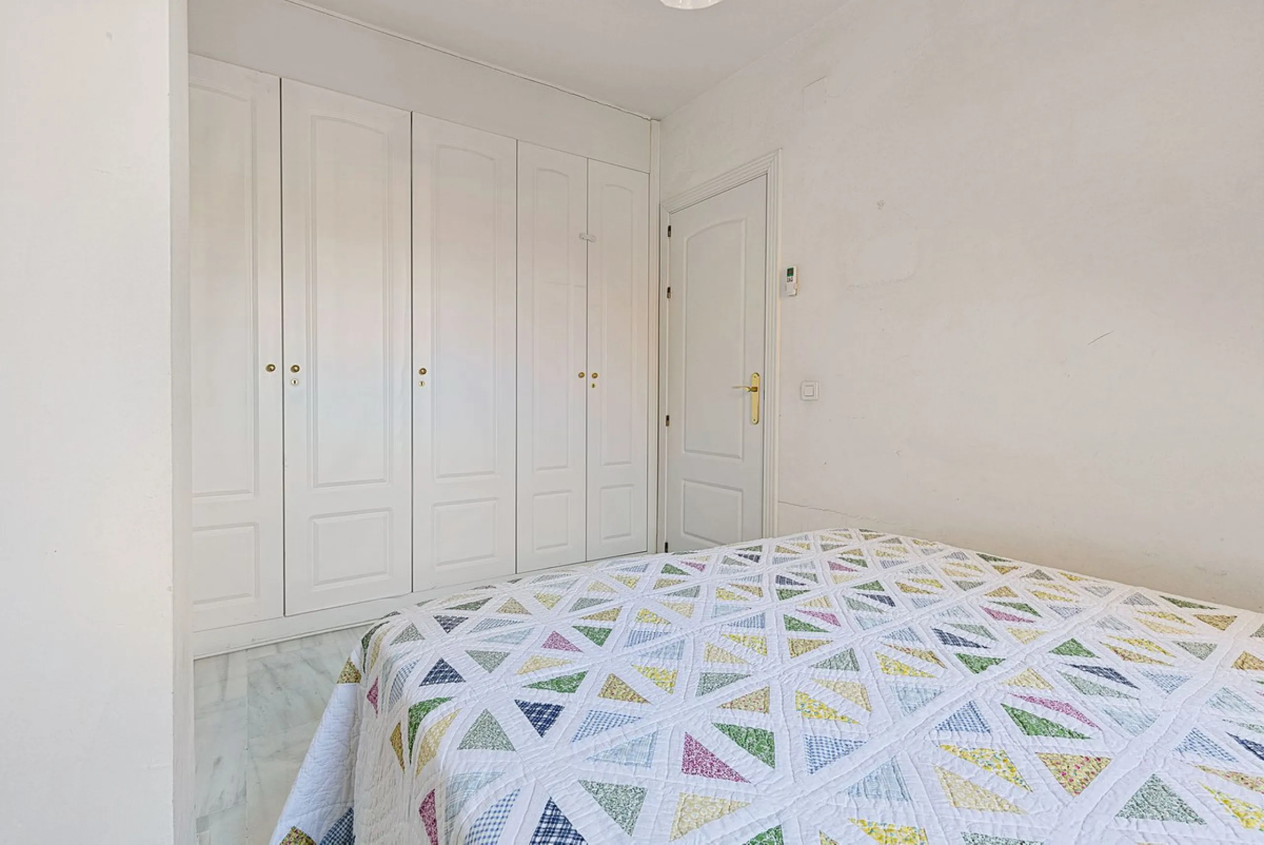 This magnificent townhouse in  Nueva Andalucía, Marbella—a prime location between Puerto Banús and San Pedro de Alcántara. The property, with a south-facing orientation that ensures natural light throughout the day, offers direct access to the communal po