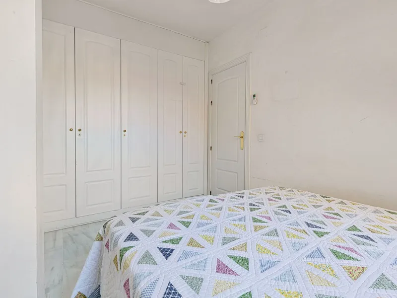 This magnificent townhouse in  Nueva Andalucía, Marbella—a prime location between Puerto Banús and San Pedro de Alcántara. The property, with a south-facing orientation that ensures natural light throughout the day, offers direct access to the communal po