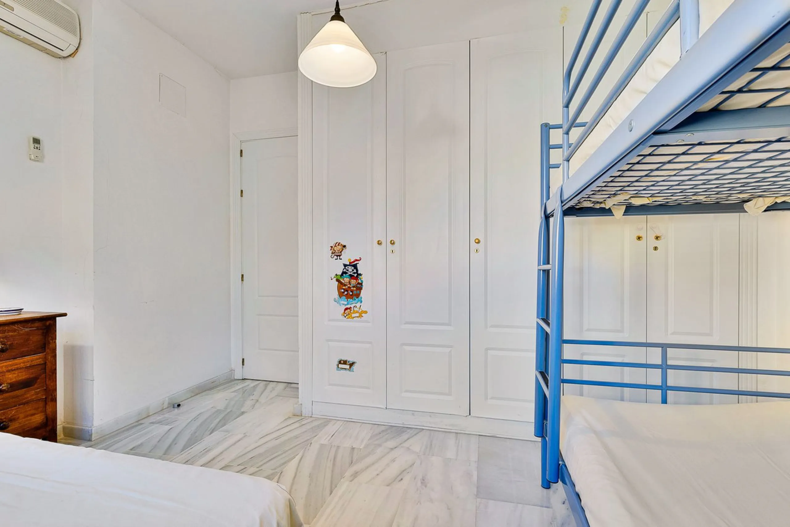 This magnificent townhouse in  Nueva Andalucía, Marbella—a prime location between Puerto Banús and San Pedro de Alcántara. The property, with a south-facing orientation that ensures natural light throughout the day, offers direct access to the communal po