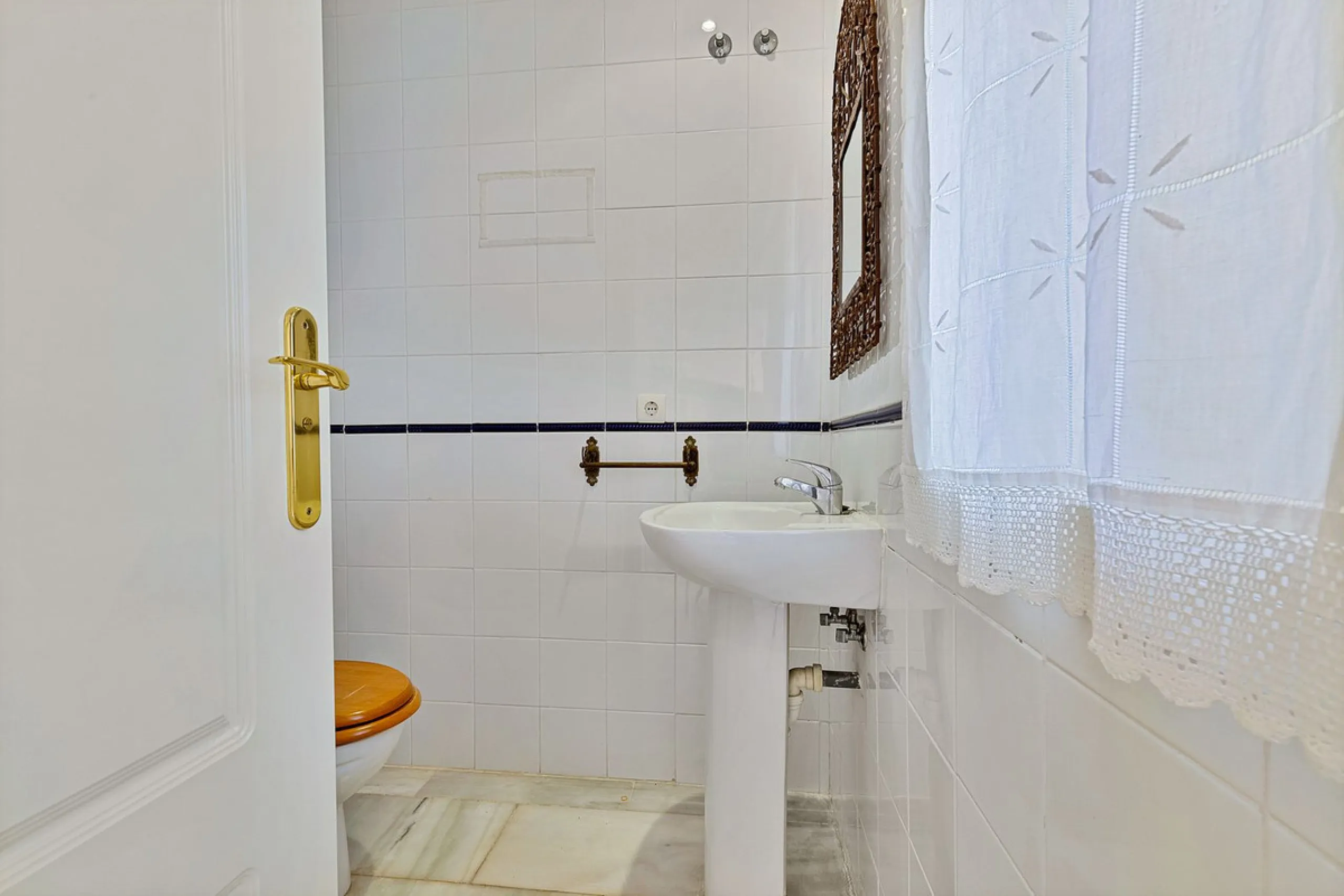 This magnificent townhouse in  Nueva Andalucía, Marbella—a prime location between Puerto Banús and San Pedro de Alcántara. The property, with a south-facing orientation that ensures natural light throughout the day, offers direct access to the communal po