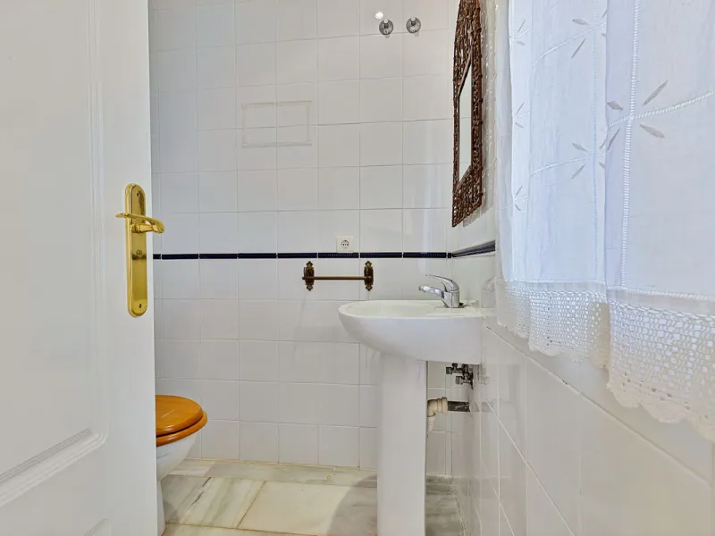 This magnificent townhouse in  Nueva Andalucía, Marbella—a prime location between Puerto Banús and San Pedro de Alcántara. The property, with a south-facing orientation that ensures natural light throughout the day, offers direct access to the communal po