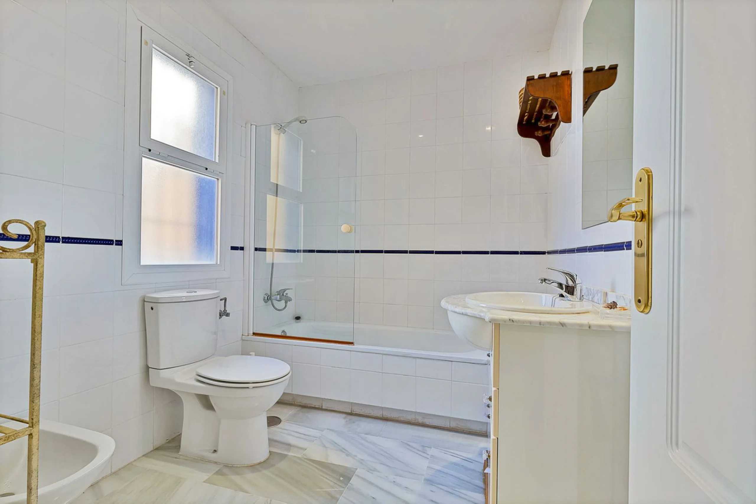 This magnificent townhouse in  Nueva Andalucía, Marbella—a prime location between Puerto Banús and San Pedro de Alcántara. The property, with a south-facing orientation that ensures natural light throughout the day, offers direct access to the communal po