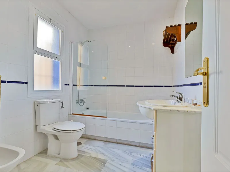 This magnificent townhouse in  Nueva Andalucía, Marbella—a prime location between Puerto Banús and San Pedro de Alcántara. The property, with a south-facing orientation that ensures natural light throughout the day, offers direct access to the communal po