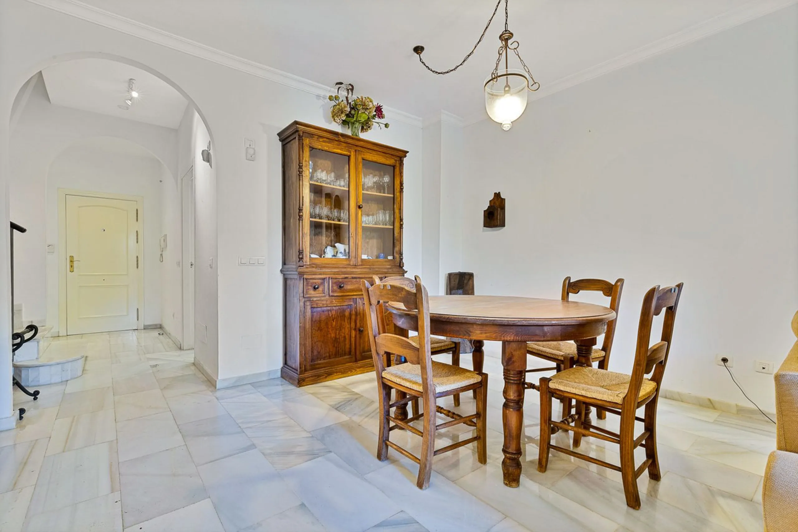 This magnificent townhouse in  Nueva Andalucía, Marbella—a prime location between Puerto Banús and San Pedro de Alcántara. The property, with a south-facing orientation that ensures natural light throughout the day, offers direct access to the communal po