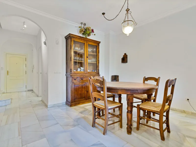 This magnificent townhouse in  Nueva Andalucía, Marbella—a prime location between Puerto Banús and San Pedro de Alcántara. The property, with a south-facing orientation that ensures natural light throughout the day, offers direct access to the communal po