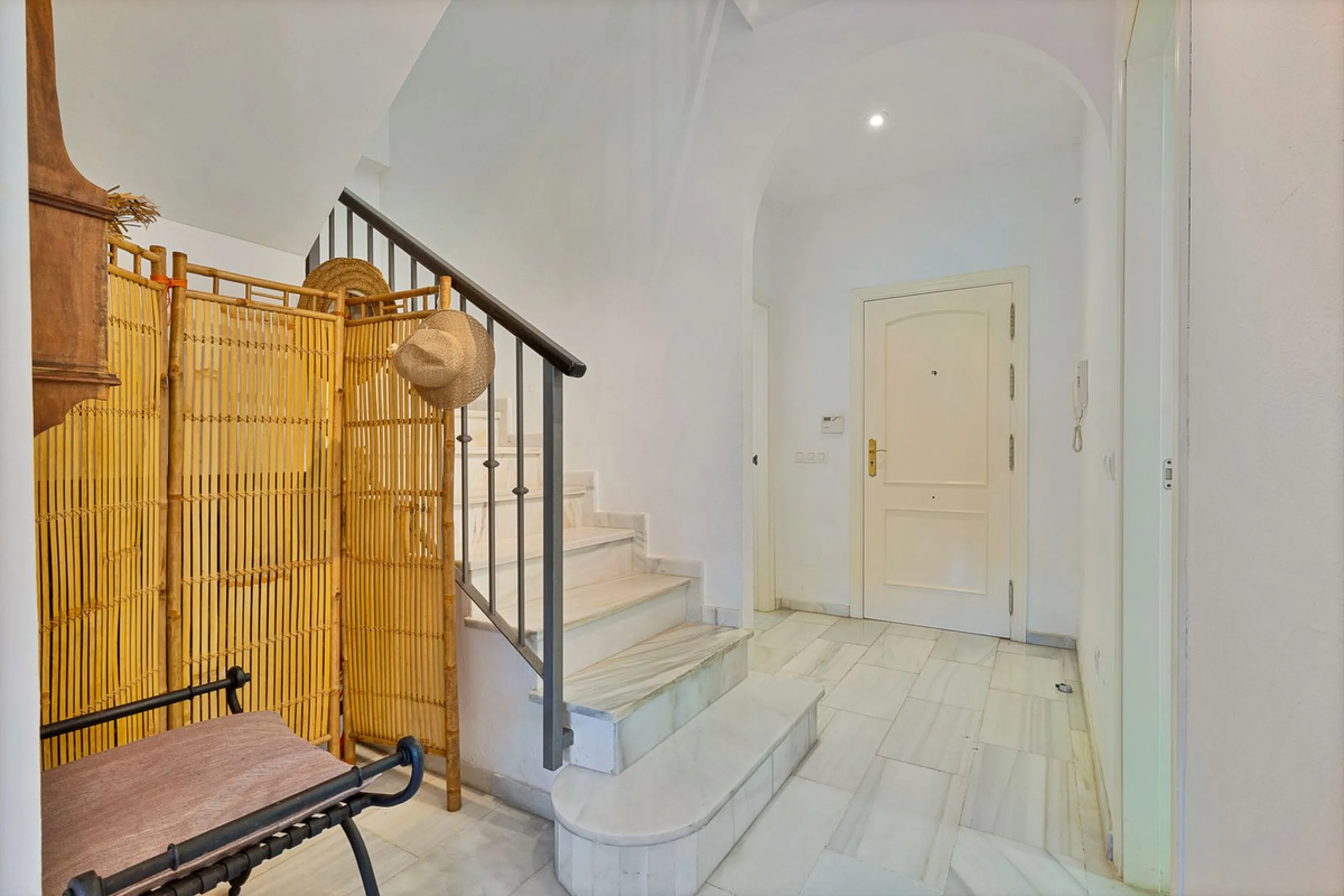 This magnificent townhouse in  Nueva Andalucía, Marbella—a prime location between Puerto Banús and San Pedro de Alcántara. The property, with a south-facing orientation that ensures natural light throughout the day, offers direct access to the communal po