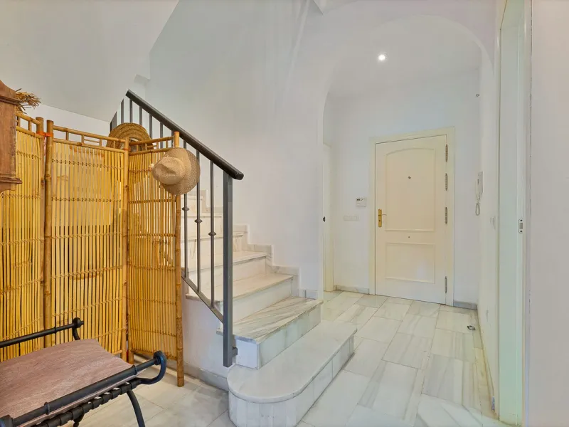 This magnificent townhouse in  Nueva Andalucía, Marbella—a prime location between Puerto Banús and San Pedro de Alcántara. The property, with a south-facing orientation that ensures natural light throughout the day, offers direct access to the communal po