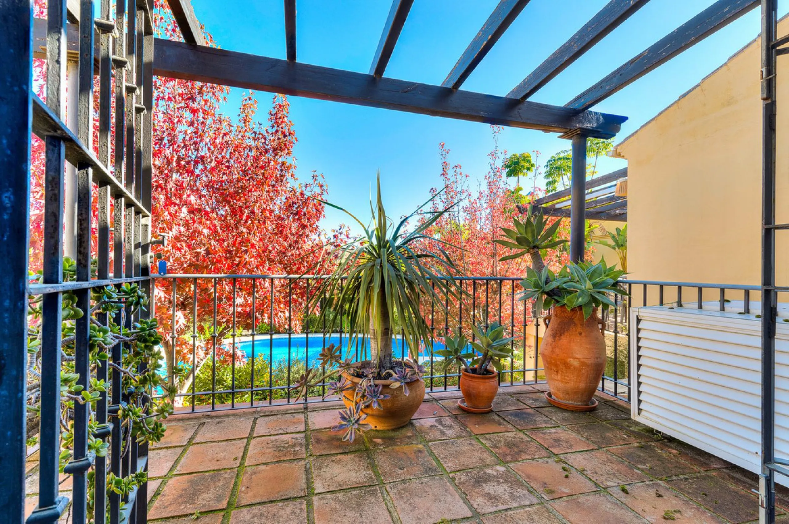 This magnificent townhouse in  Nueva Andalucía, Marbella—a prime location between Puerto Banús and San Pedro de Alcántara. The property, with a south-facing orientation that ensures natural light throughout the day, offers direct access to the communal po
