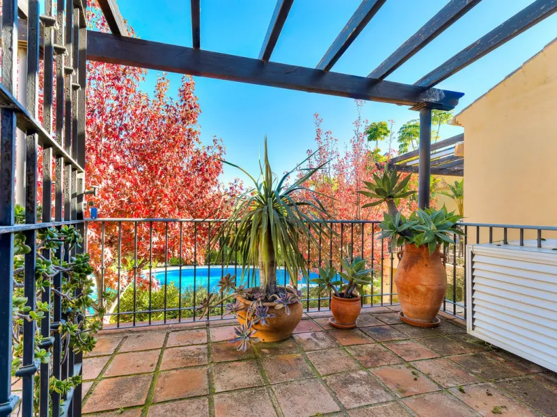 This magnificent townhouse in  Nueva Andalucía, Marbella—a prime location between Puerto Banús and San Pedro de Alcántara. The property, with a south-facing orientation that ensures natural light throughout the day, offers direct access to the communal po