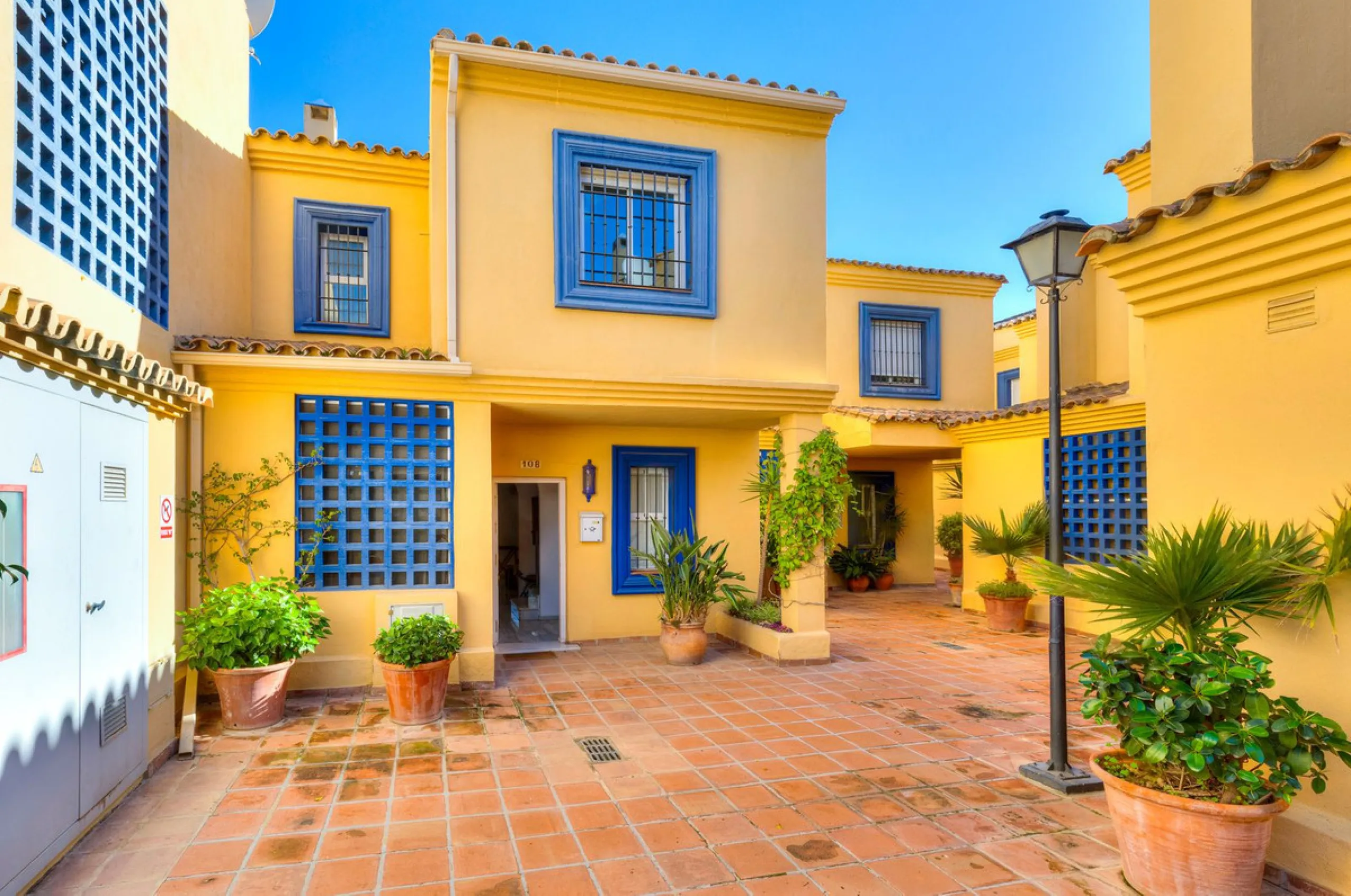 This magnificent townhouse in  Nueva Andalucía, Marbella—a prime location between Puerto Banús and San Pedro de Alcántara. The property, with a south-facing orientation that ensures natural light throughout the day, offers direct access to the communal po