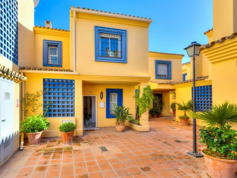 This magnificent townhouse in  Nueva Andalucía, Marbella—a prime location between Puerto Banús and San Pedro de Alcántara. The property, with a south-facing orientation that ensures natural light throughout the day, offers direct access to the communal po