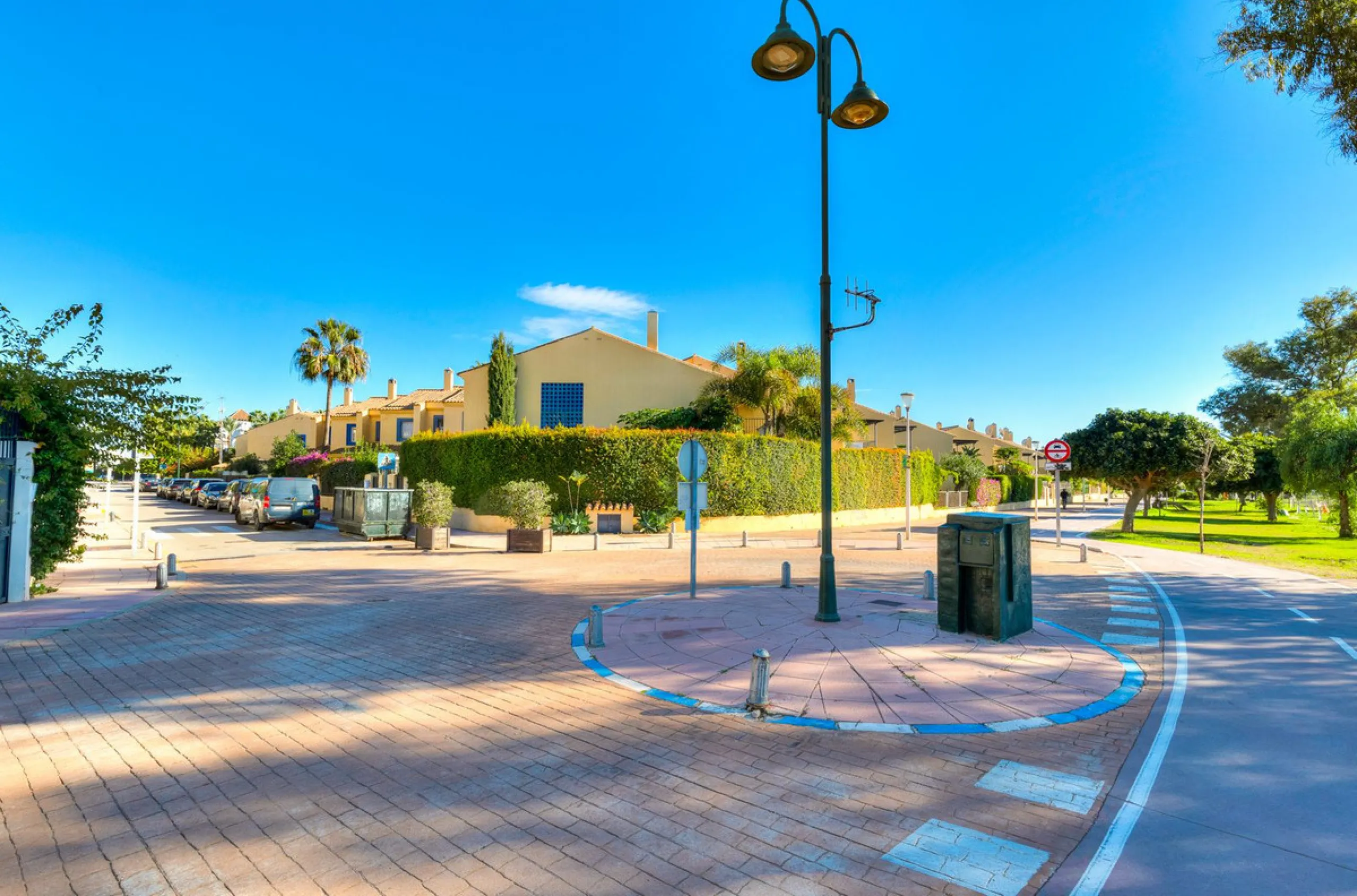 This magnificent townhouse in  Nueva Andalucía, Marbella—a prime location between Puerto Banús and San Pedro de Alcántara. The property, with a south-facing orientation that ensures natural light throughout the day, offers direct access to the communal po