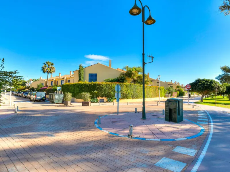 This magnificent townhouse in  Nueva Andalucía, Marbella—a prime location between Puerto Banús and San Pedro de Alcántara. The property, with a south-facing orientation that ensures natural light throughout the day, offers direct access to the communal po