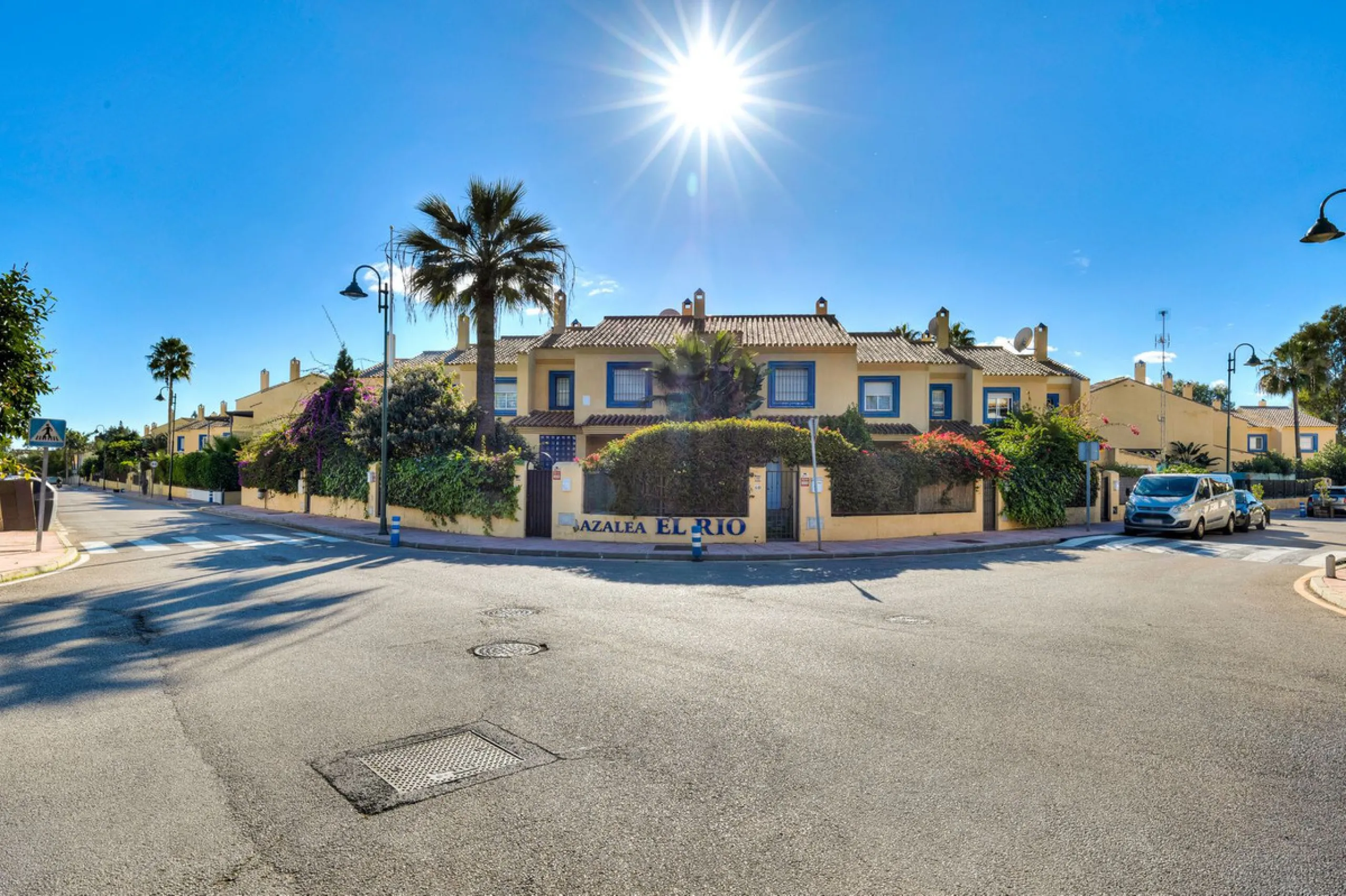 This magnificent townhouse in  Nueva Andalucía, Marbella—a prime location between Puerto Banús and San Pedro de Alcántara. The property, with a south-facing orientation that ensures natural light throughout the day, offers direct access to the communal po