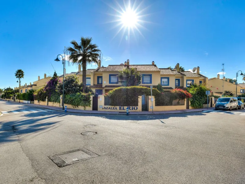 This magnificent townhouse in  Nueva Andalucía, Marbella—a prime location between Puerto Banús and San Pedro de Alcántara. The property, with a south-facing orientation that ensures natural light throughout the day, offers direct access to the communal po