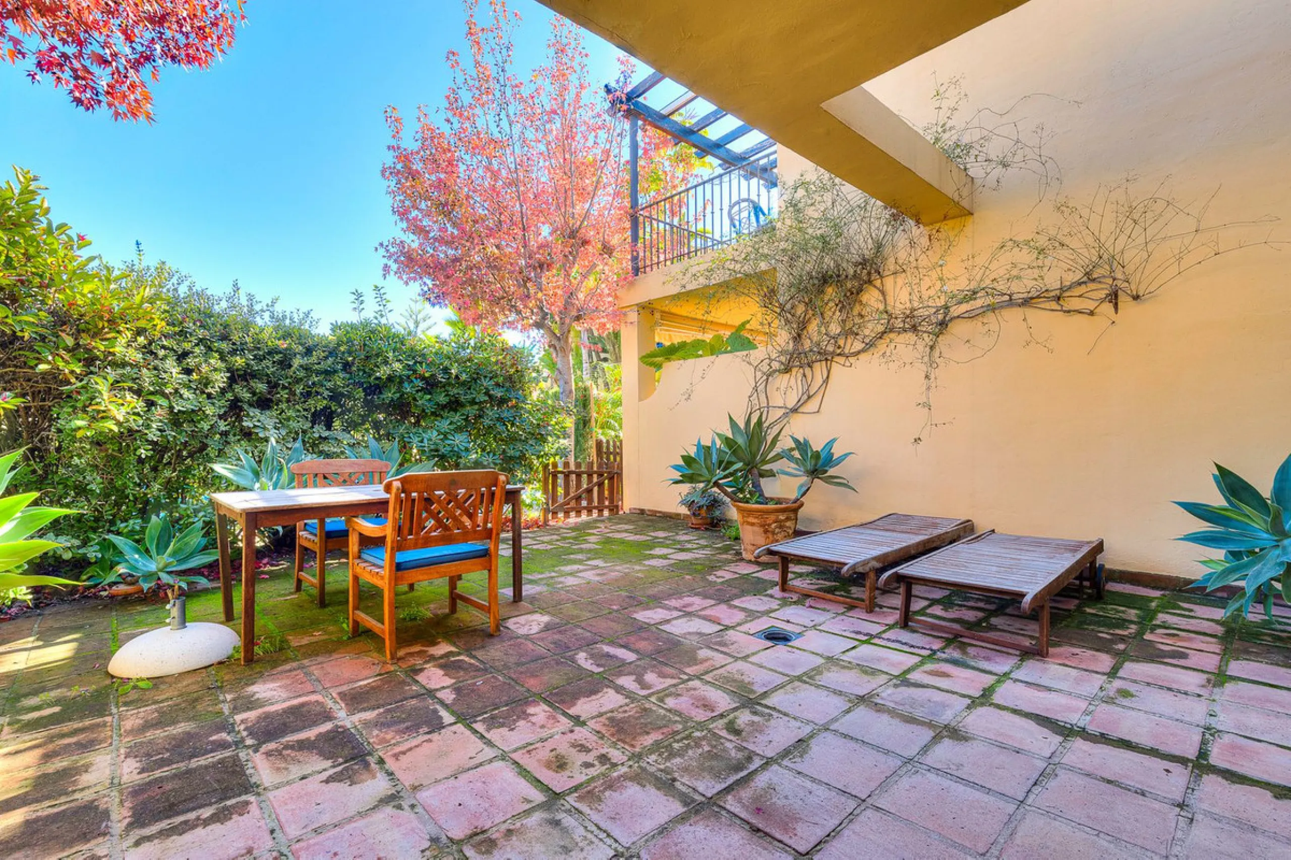 This magnificent townhouse in  Nueva Andalucía, Marbella—a prime location between Puerto Banús and San Pedro de Alcántara. The property, with a south-facing orientation that ensures natural light throughout the day, offers direct access to the communal po