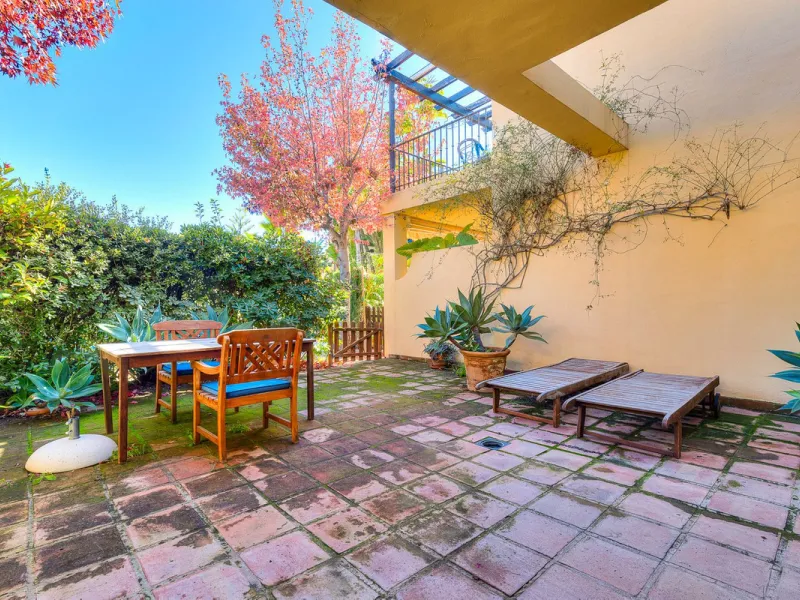 This magnificent townhouse in  Nueva Andalucía, Marbella—a prime location between Puerto Banús and San Pedro de Alcántara. The property, with a south-facing orientation that ensures natural light throughout the day, offers direct access to the communal po