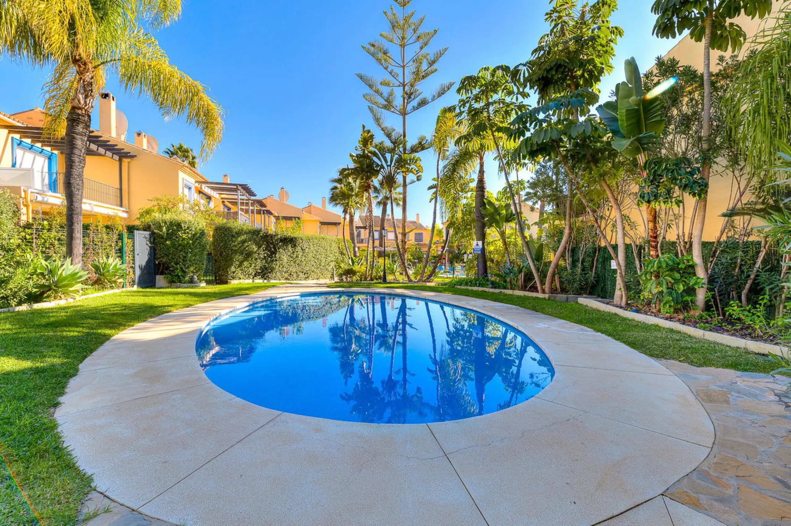 This magnificent townhouse in  Nueva Andalucía, Marbella—a prime location between Puerto Banús and San Pedro de Alcántara. The property, with a south-facing orientation that ensures natural light throughout the day, offers direct access to the communal po