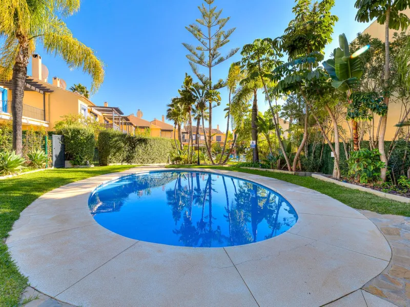 This magnificent townhouse in  Nueva Andalucía, Marbella—a prime location between Puerto Banús and San Pedro de Alcántara. The property, with a south-facing orientation that ensures natural light throughout the day, offers direct access to the communal po