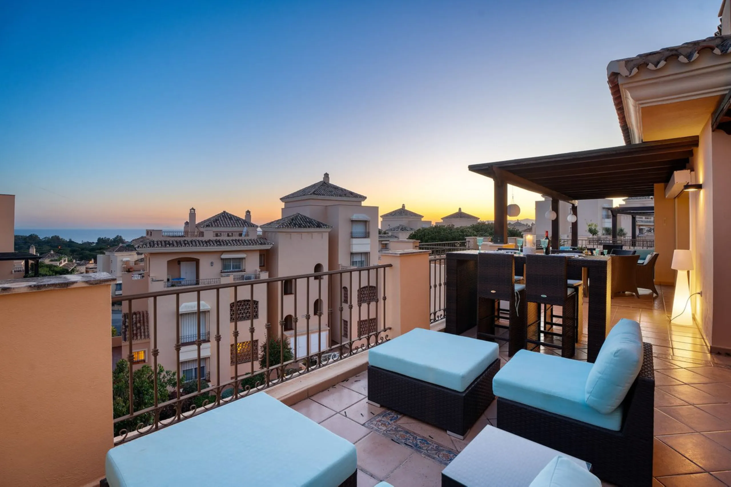 This stunning duplex penthouse in Elviria presents a unique opportunity for both investment and personal enjoyment, boasting unparalleled sea views and a prime location just moments from all amenities and the beach in Elviria.