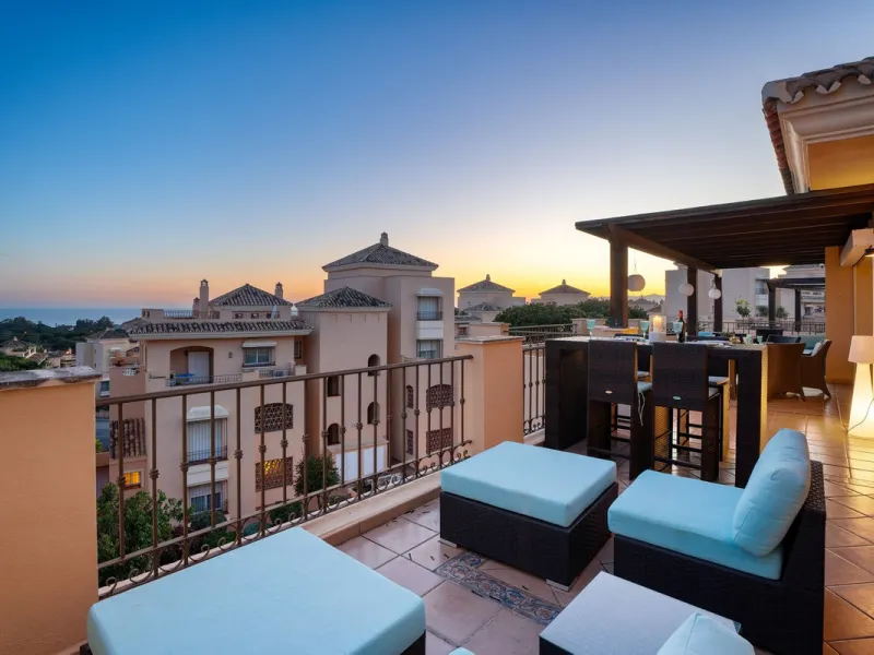 This stunning duplex penthouse in Elviria presents a unique opportunity for both investment and personal enjoyment, boasting unparalleled sea views and a prime location just moments from all amenities and the beach in Elviria.