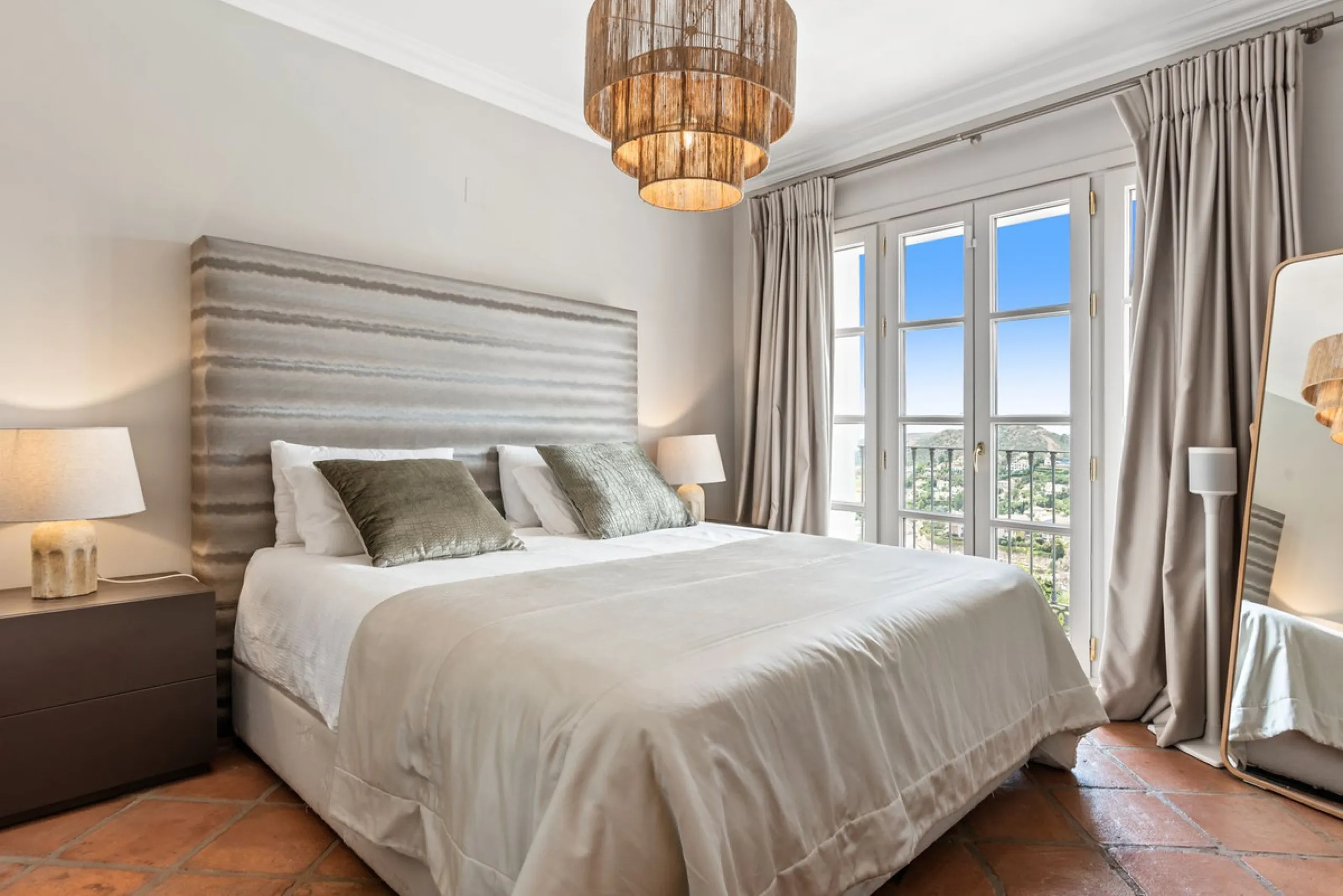 House - Townhouse в продаже в Benahavís, Málaga. В доме 5 спален и 6 ванных комнат. Площадь дома 308 м². Площадь участка 181 м²