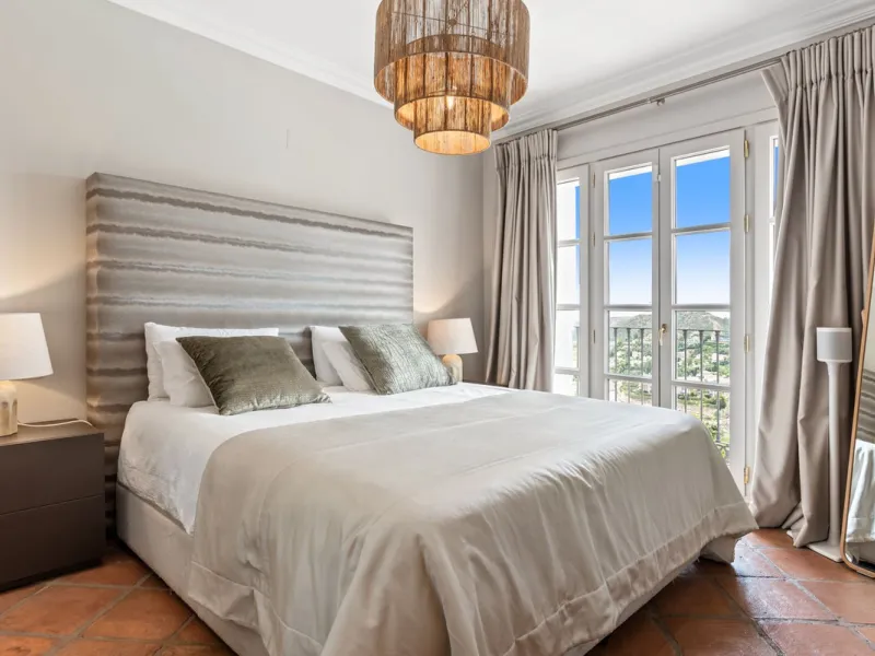 House - Townhouse в продаже в Benahavís, Málaga. В доме 5 спален и 6 ванных комнат. Площадь дома 308 м². Площадь участка 181 м²