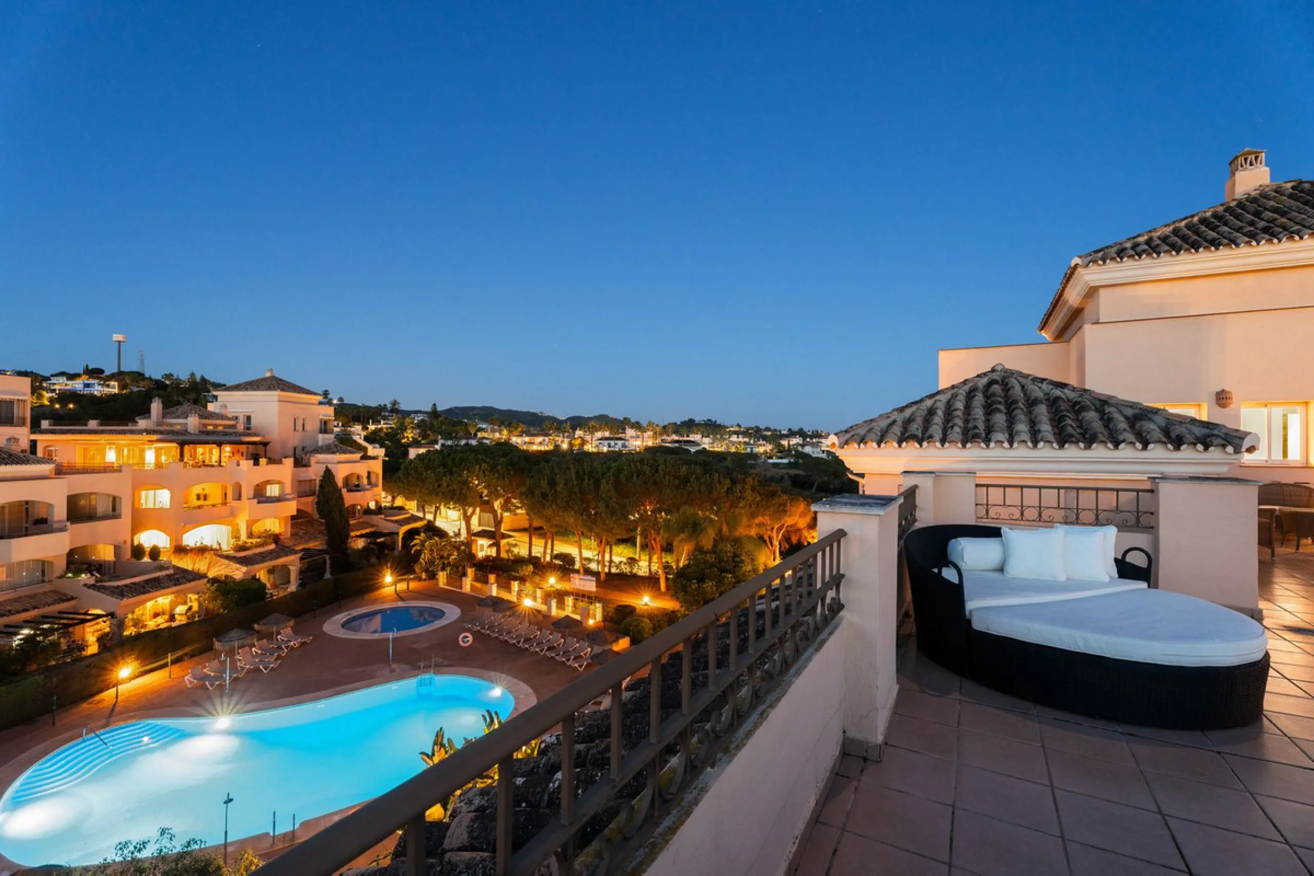 This stunning duplex penthouse in Elviria presents a unique opportunity for both investment and personal enjoyment, boasting unparalleled sea views and a prime location just moments from all amenities and the beach in Elviria.