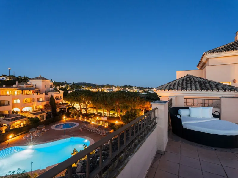 This stunning duplex penthouse in Elviria presents a unique opportunity for both investment and personal enjoyment, boasting unparalleled sea views and a prime location just moments from all amenities and the beach in Elviria.
