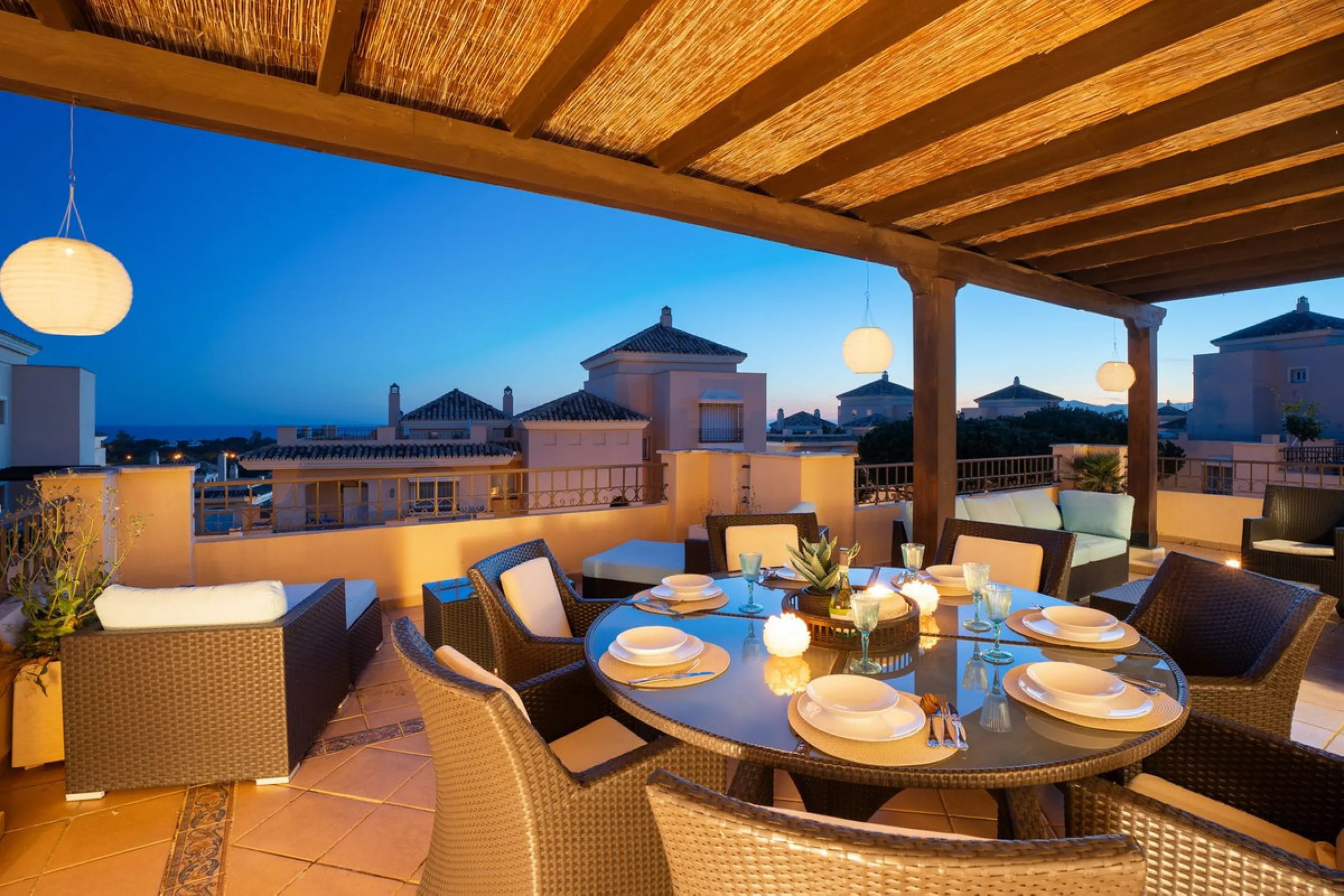 This stunning duplex penthouse in Elviria presents a unique opportunity for both investment and personal enjoyment, boasting unparalleled sea views and a prime location just moments from all amenities and the beach in Elviria.