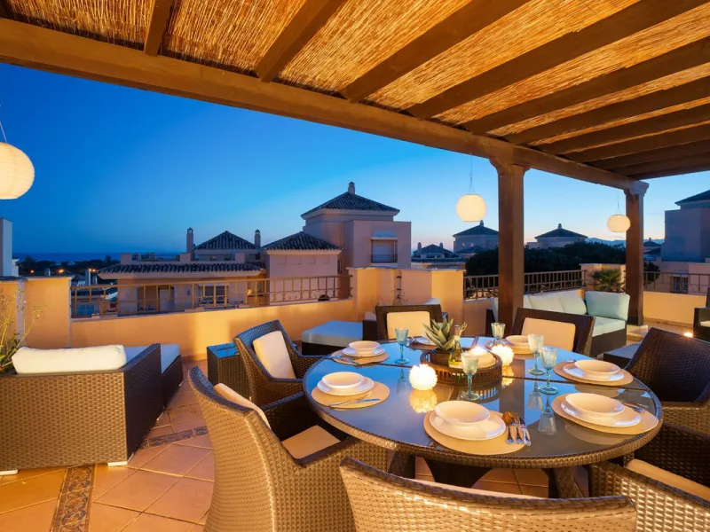 This stunning duplex penthouse in Elviria presents a unique opportunity for both investment and personal enjoyment, boasting unparalleled sea views and a prime location just moments from all amenities and the beach in Elviria.