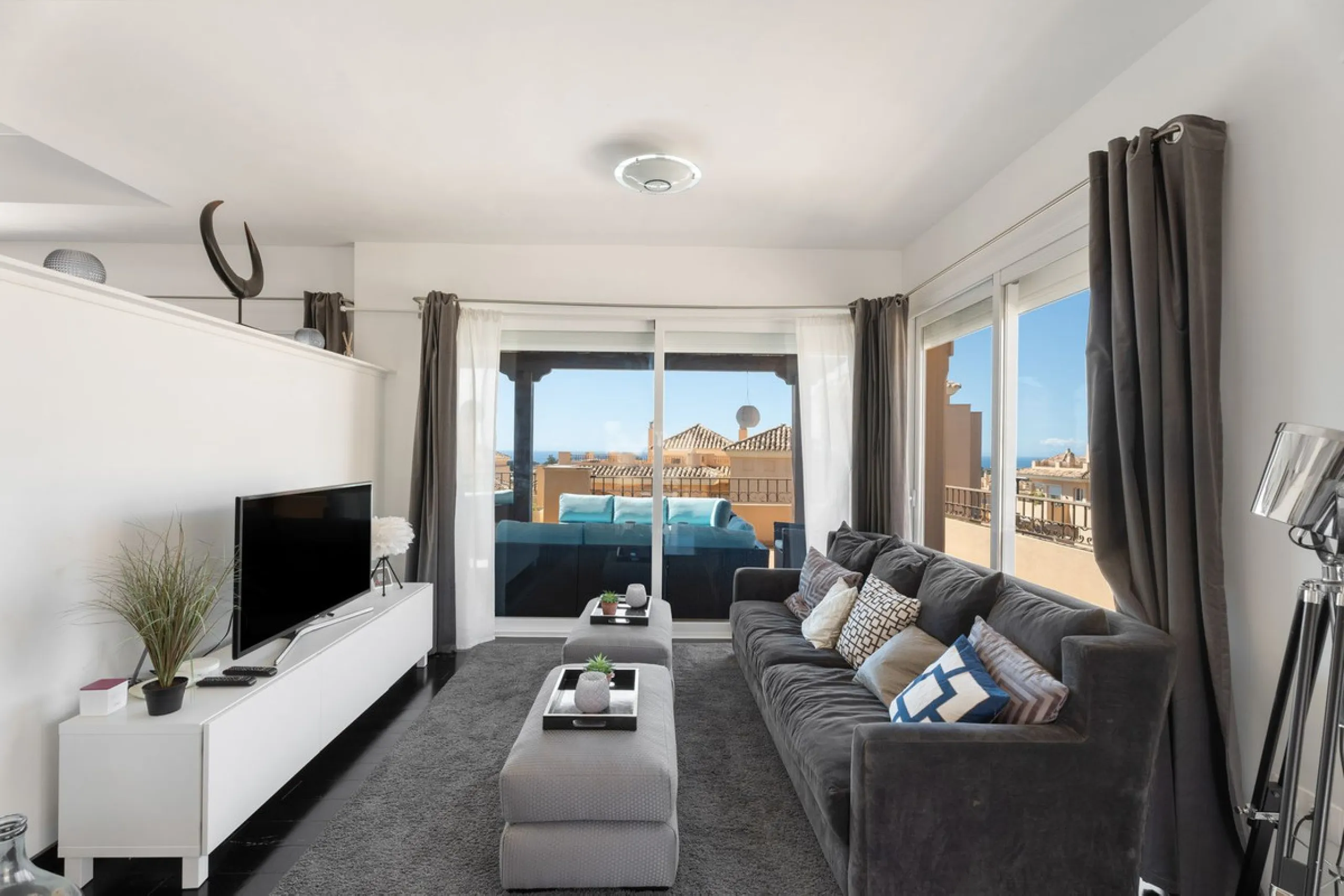 This stunning duplex penthouse in Elviria presents a unique opportunity for both investment and personal enjoyment, boasting unparalleled sea views and a prime location just moments from all amenities and the beach in Elviria.