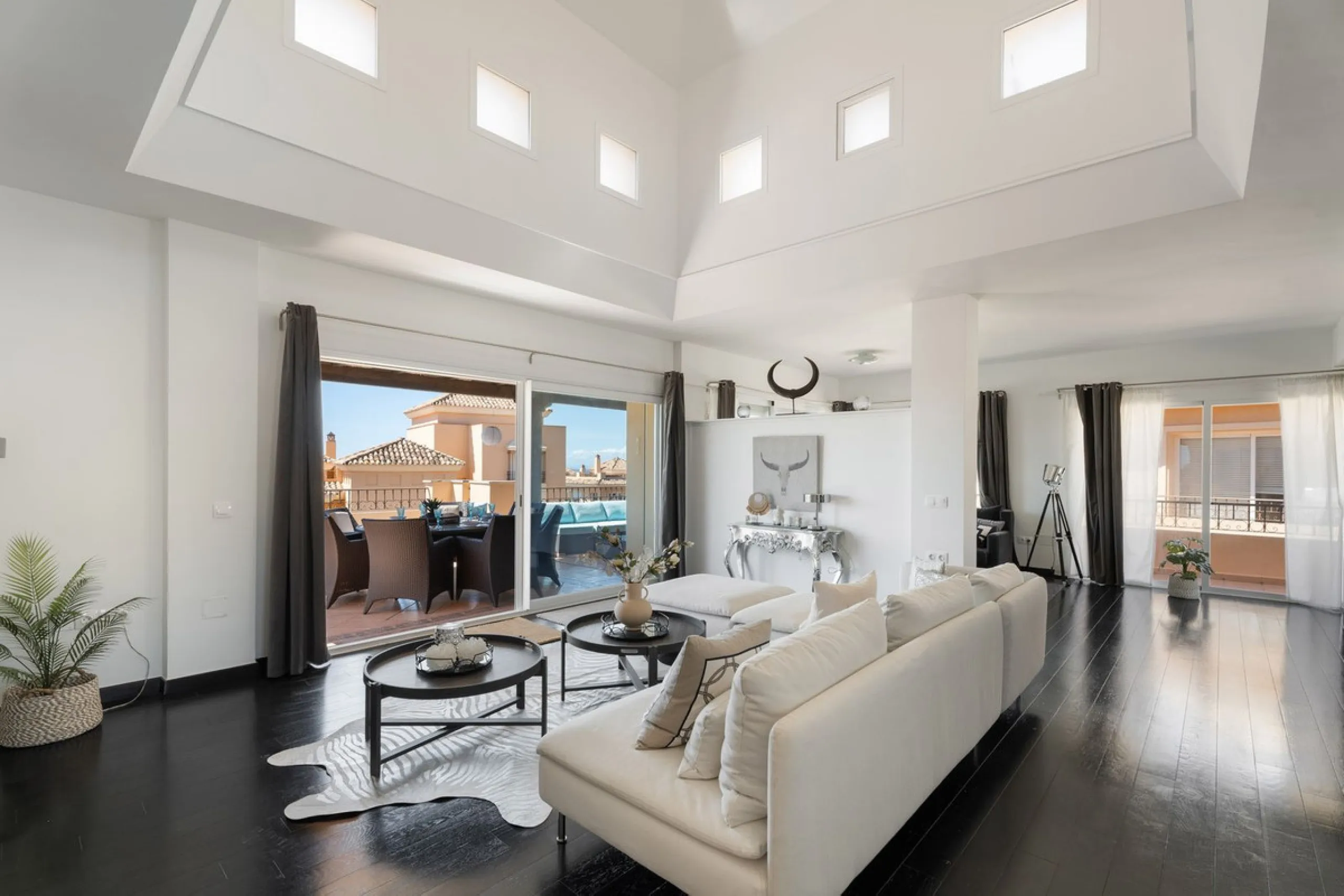 This stunning duplex penthouse in Elviria presents a unique opportunity for both investment and personal enjoyment, boasting unparalleled sea views and a prime location just moments from all amenities and the beach in Elviria.