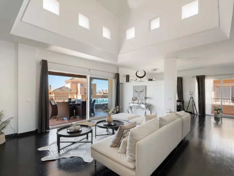 This stunning duplex penthouse in Elviria presents a unique opportunity for both investment and personal enjoyment, boasting unparalleled sea views and a prime location just moments from all amenities and the beach in Elviria.