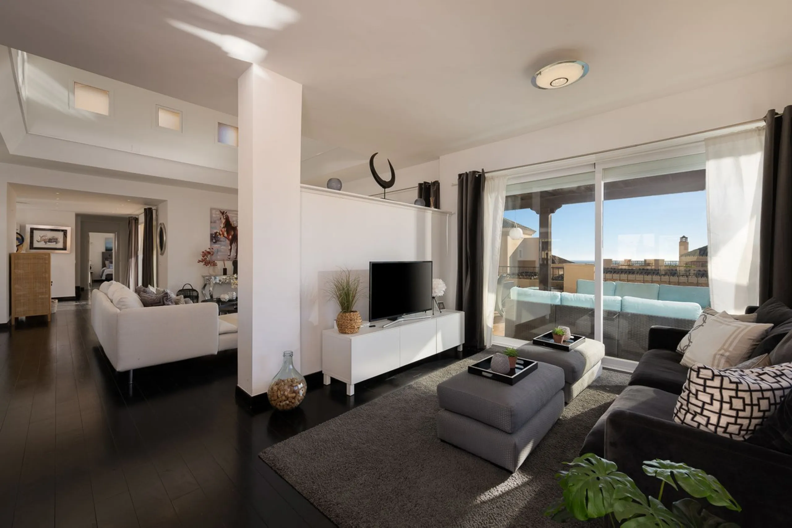 This stunning duplex penthouse in Elviria presents a unique opportunity for both investment and personal enjoyment, boasting unparalleled sea views and a prime location just moments from all amenities and the beach in Elviria.
