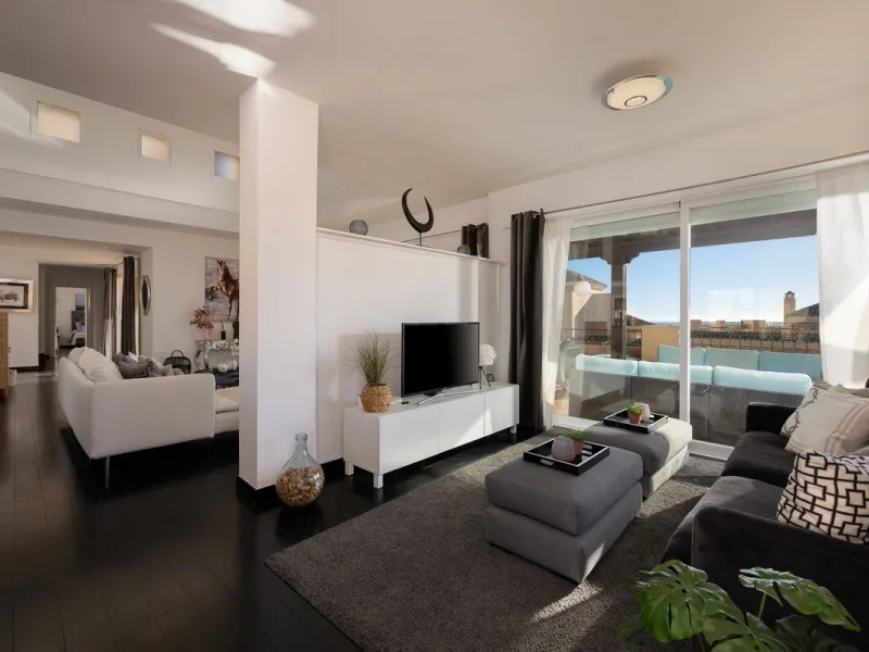 This stunning duplex penthouse in Elviria presents a unique opportunity for both investment and personal enjoyment, boasting unparalleled sea views and a prime location just moments from all amenities and the beach in Elviria.