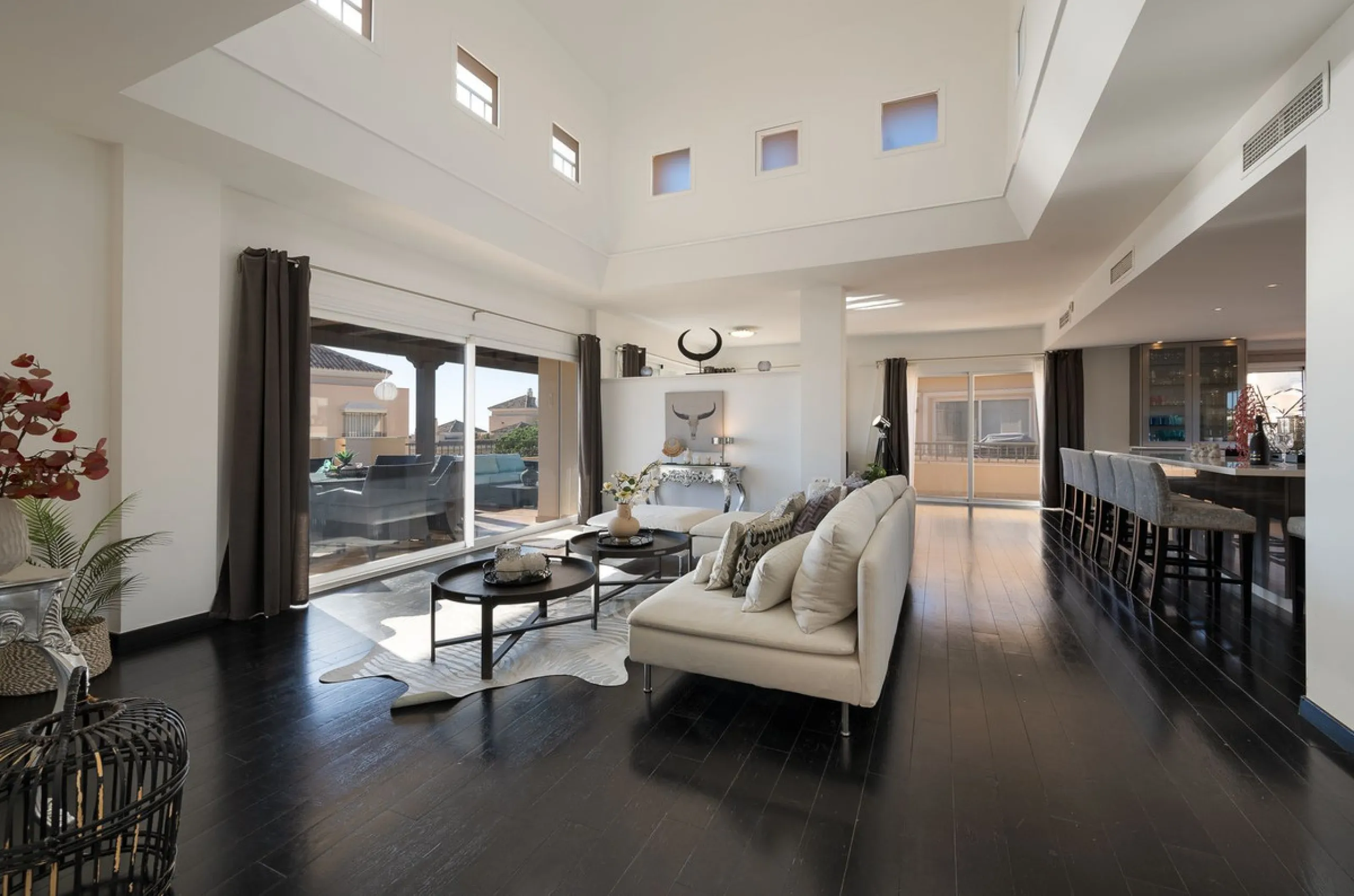 This stunning duplex penthouse in Elviria presents a unique opportunity for both investment and personal enjoyment, boasting unparalleled sea views and a prime location just moments from all amenities and the beach in Elviria.