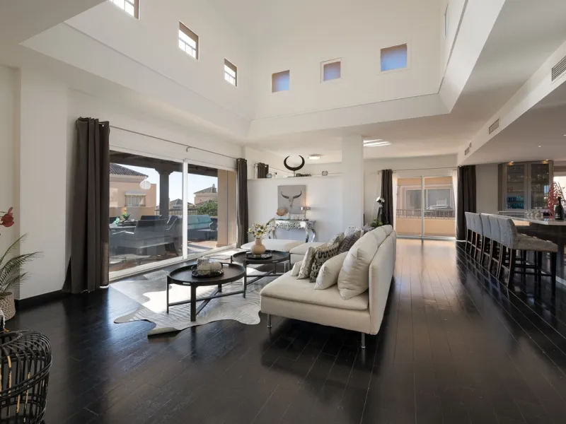This stunning duplex penthouse in Elviria presents a unique opportunity for both investment and personal enjoyment, boasting unparalleled sea views and a prime location just moments from all amenities and the beach in Elviria.